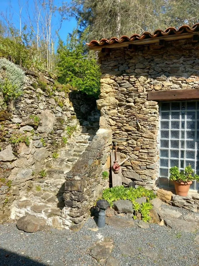 Hotel Les Cèdres Bleus de Joany à Viviez 0*,  France